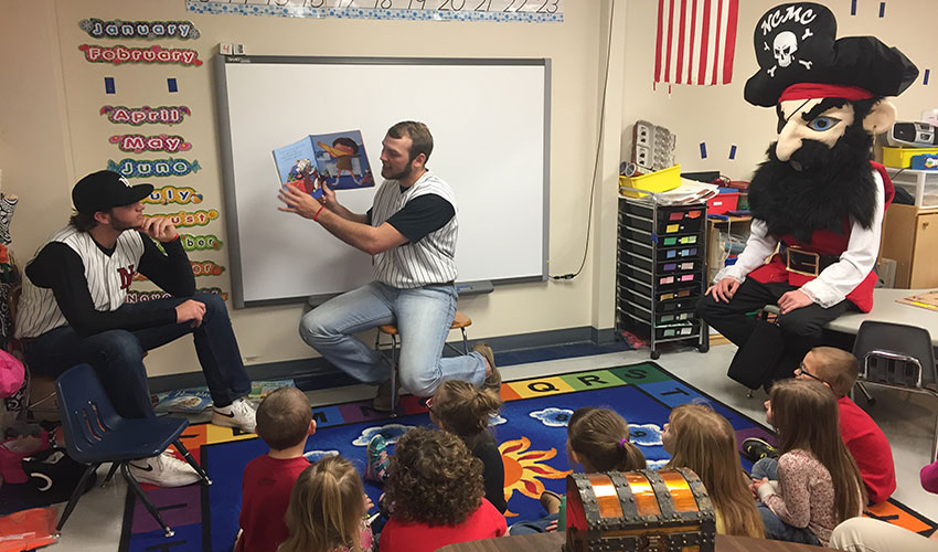 Cap&rsquo;n Patch and Pirate Baseball Players Visit Pleasant View Elementary
